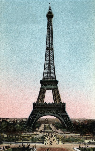 París: vista de la Torre Eiffel construida entre 1887 y 1889 por Gustave Eiffel (1832-1923). Fotografía de 1920 en "Álbum Artístico" de la ciudad de París. Colección privada de Anonymous Anonymous
