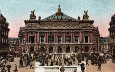 París: vista de la fachada de la Ópera realizada por Charles Garnier (1825-1898) y de la estación de metro en la Place de l