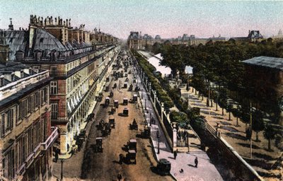 París: vista del tráfico en la rue de Rivoli, hacia el Louvre. Fotografía de 1920 en “Álbum Artístico” de la ciudad de París. Colección privada. de Anonymous Anonymous
