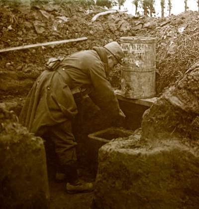 Fotografía - Placa de vidrio estereoscópica sobre la Primera Guerra Mundial: Un lavabo improvisado en una trinchera, Colección privada de Anonymous Anonymous