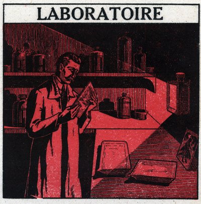 Fotografía: un fotógrafo en su laboratorio para revelar fotos. Ilustración anónima de 1925. Colección privada. de Anonymous Anonymous