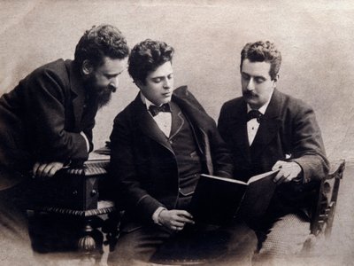 Retrato de (de izq. a der.) Alberto Franchetti, Pietro Mascagni y Giacomo Puccini compositores italianos. Fotografía. 1900 ca. Colección privada de Anonymous Anonymous