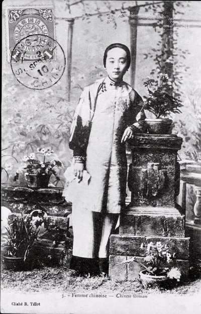Retrato de una joven china en traje tradicional. Fotografía de principios del siglo XX - Colección privada de Anonymous Anonymous