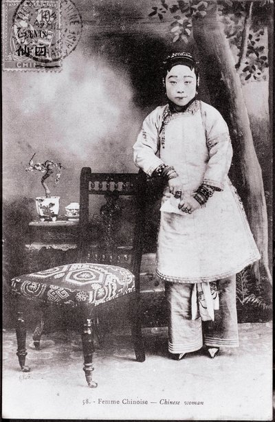 Retrato de una joven china con traje tradicional. Tiene los pies vendados - Fotografía de principios del siglo XX - Colección privada de Anonymous Anonymous
