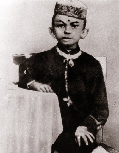 Retrato del líder político Mohandas Karamchand Gandhi (1869-1948) niño de Anonymous Anonymous