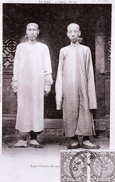 Retrato de dos chinos de la región de Yunnan en traje tradicional. Fotografía de principios del siglo XX - Colección privada de Anonymous Anonymous