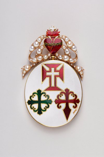 Portugal - Gran Cruz de la Cinta de las Tres Órdenes: insignia de la Gran Cruz de las Tres Órdenes que probablemente perteneció a María II de Braganza (1819-1853), Reina de Portugal - Modelo para Dama - 1800-1850 - Oro con esmaltes y perlas - H: 8 cm; W: 4 de Anonymous Anonymous