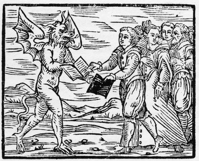 Satanás presenta un libro negro a los seguidores a cambio del libro de los Evangelios - 