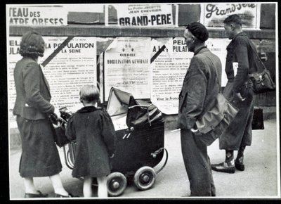 Segunda Guerra Mundial (1939-1945): Transeúntes leen los carteles de movilización en septiembre de 1939 de Anonymous Anonymous