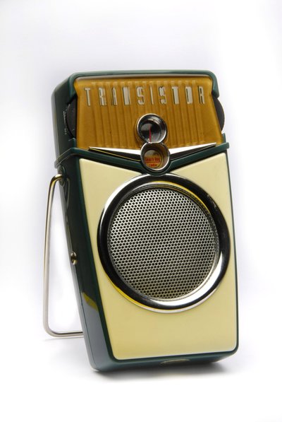 Naturaleza muerta de una RADIO TRANSISTOR o RADIO DE BOLSILLO o RADIO PORTÁTIL TRANSISTOR de Anonymous Anonymous