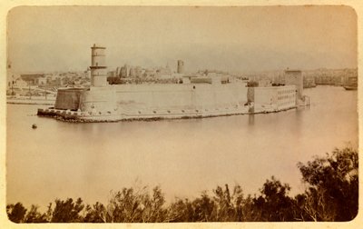 La ciudad de Marsella y sus alrededores alrededor de 1885-1890: Fuerte Saint Jean, vista tomada desde el Pharo de Anonymous Anonymous