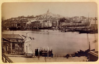 La ciudad de Marsella y sus alrededores alrededor de 1885-1890: El puerto viejo y Notre Dame de la Garde, colección privada de Anonymous Anonymous
