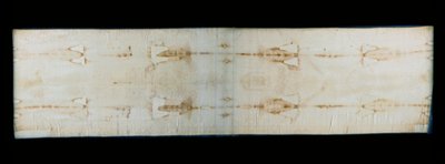 La Sábana Santa de Turín (o sudario o sacra sindone), sábana de lino que muestra rastros (supuestamente de Cristo) de tortura de un cuerpo. Capilla Real de la Catedral de San Juan Bautista de Turín, Italia de Anonymous Anonymous
