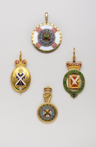 Reino Unido - Orden del Cardo - Izquierda: Insignia de heraldo de armas escocesas, esta insignia no está exclusivamente vinculada a la Orden del Cardo, Mediados del siglo XVIII, Oro y esmaltes, H 7 cm; w 3.8 cm; peso: 36 g - Derecha: insignia de decano de  de Anonymous Anonymous