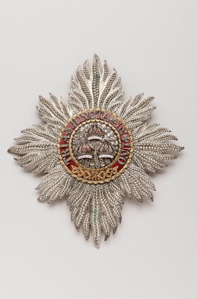 Reino Unido - Orden del Baño: placa de caballero perteneciente a Jorge IV (1762-1830), Regente, luego Rey de Inglaterra (1820-1830) - Fabricado por Rundell, Bridge & Rundell, Londres - 1813 - Oro, plata, diamantes y esmaltes - H 11,9 cm; w 10,6 cm; peso: de Anonymous Anonymous