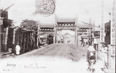 Vista de una puerta de la ciudad de Pekín, China. Fotografía de 1906. Colección privada de Anonymous Anonymous