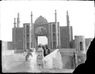 Darvaze Dawlat, puerta de la ciudad con azulejos, Teherán, c.1880 de Antoin Sevruguin
