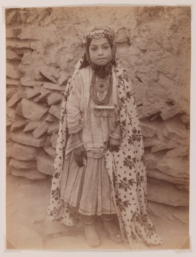 Niña adornada con joyas de plata de Antoin Sevruguin