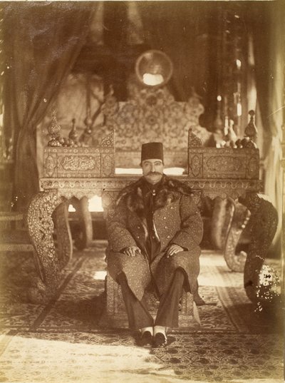 Nasruddin Shah sentado frente al Trono del Pavo Real, Palacio Gulistán, Teherán de Antoin Sevruguin