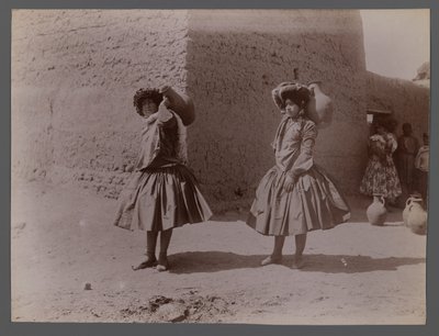 Dos mujeres llevando jarras de barro sin usar medias de Antoin Sevruguin