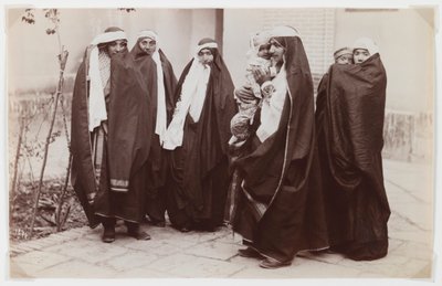 Grupo de mujeres veladas con un bebé de Antoin Sevruguin
