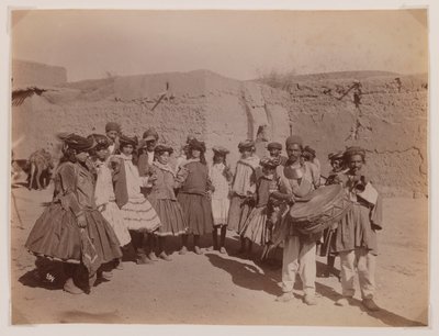 Grupo de mujeres bailando en traje tribal de Antoin Sevruguin