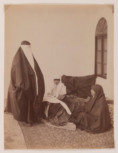 Dos mujeres veladas y un niño de Antoin Sevruguin