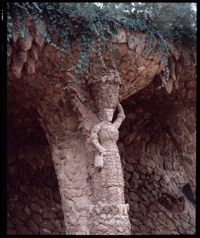 Art Nouveau: Detalle de estatua del Parque Güell Arquitectura por Antoni Gaudí i Cornet de Antoni Gaudi