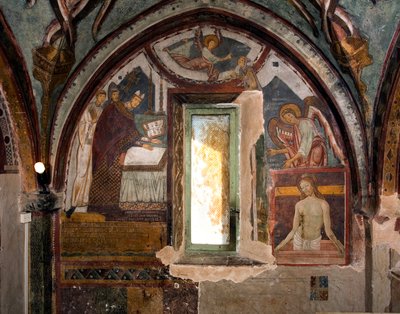 A la izquierda, el Papa Gregorio IX, entonces obispo de la ciudad de Ostia, consagra la capilla (siglo XII); a la derecha, la Piedad, fresco realizado posteriormente por Antonio Aquili, llamado Antoniazzo Romano (activo alrededor de 1461-1508). Siglo XV. C de Antoniazzo Romano