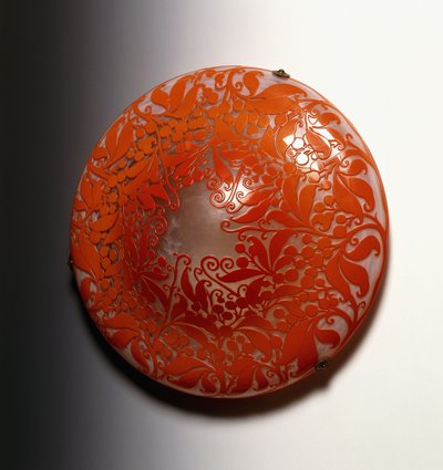 Una pantalla colgante diseñada por los Hermanos Daum, decorada con un diseño coral de bayas y hojas, siglo XX de Antonin and Auguste Daum