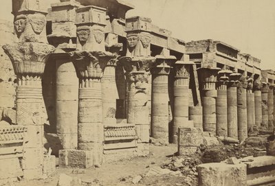 Philae: Columnata con capilla de Nectenebo I de Antonio Beato