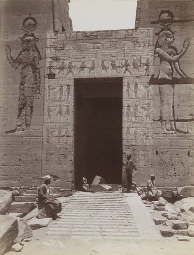 Philae, vista cercana desde el sur de la entrada del Segundo Pilón en el Templo de Isis de Antonio Beato