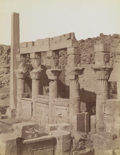Philae, vista desde el noreste del extremo sur de la columnata oeste y el pórtico de Nectanebo en el templo de Isis de Antonio Beato