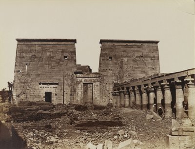 Philae, vista del pilón con columnas de Antonio Beato