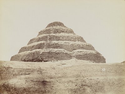 Pirámide en Saqqara, vista desde el sureste de la Pirámide Escalonada de Antonio Beato