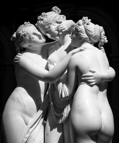 MILÁN, ITALIA - ALREDEDOR DE JUNIO DE 2020: La estatua de Antonio Canova Las Tres Gracias (Le tre Gr..., 2019 (foto) de Antonio Canova