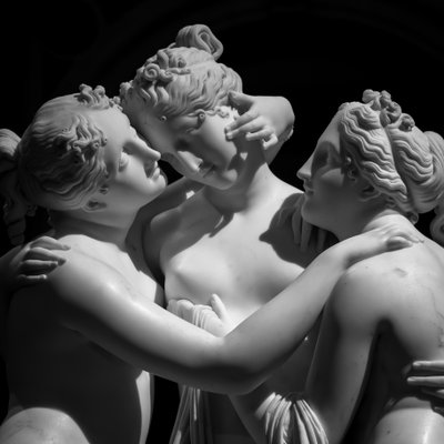 MILÁN, ITALIA - ALREDEDOR DE JUNIO DE 2020: La estatua de Antonio Canova Las Tres Gracias (Le tre Gr..., 2019 (foto) de Antonio Canova