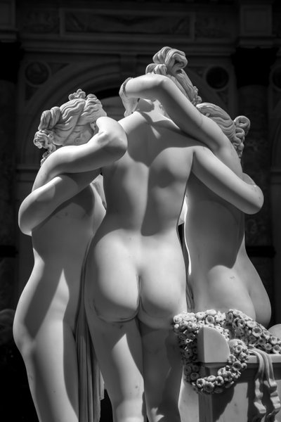 MILÁN, ITALIA - ALREDEDOR DE JUNIO DE 2020: La estatua de Antonio Canova Las Tres Gracias (Le tre Gr..., 2019 (foto) de Antonio Canova