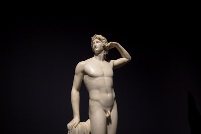 MILÁN, ITALIA - junio de 2020: la escultura antigua Apolo cacareando - 1782 - Ant..., 2019 (foto) de Antonio Canova