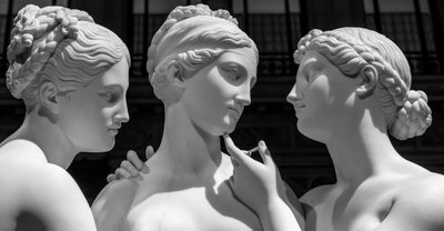 Milán, Italia - junio de 2020: La estatua de Bertel Thorvaldsen Las Tres Gracias. Neoclassica..., 2019 (foto) de Antonio Canova