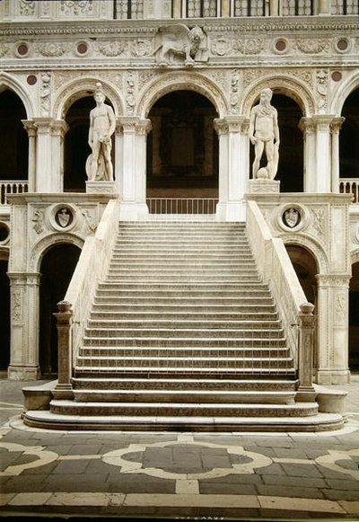 Vista de la Scala dei Giganti, diseñada por Antonio Rizzo con estatuas de Marte y Neptuno por Jacopo Sansovino (1486-1570) de Antonio Rizzo