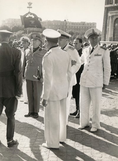 Carlo Delcroix al final de la guerra y la medalla de oro en uniforme blanco de "Cabo de Honor" de MVSN de Antonio Savio