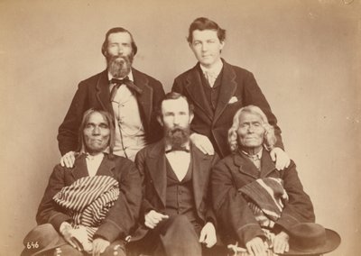 Alexander Gardner, William Henry Jackson, y Antonio Zeno Shindler con los delegados Pueblo Alejandro Padilla, Gobernador de Isleta, y Ambrosio Abeita, Ex-Gobernador de Isleta,1868 (foto) de Antonion Zeno Shindler