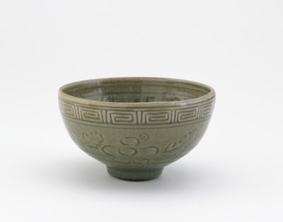 Cuenco de servicio al estilo de la cerámica Longquan, principios del siglo XIX de Aoki (attr. to) Mokubei