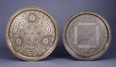 Dos bandejas circulares de latón con incrustaciones de oro, cobre y plata, decoradas con arabescos e inscripciones, finales del siglo XIX de Arabic School