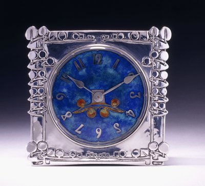 Un reloj cuadrado con un motivo celta en el estilo Arts & Crafts de Archibald Knox