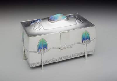 Caja (modelo 652 variante) de Archibald Knox