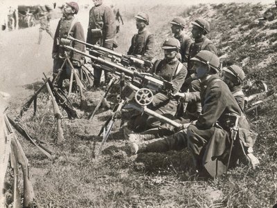 Dragones franceses con ametralladoras durante la Primera Guerra Mundial (foto en b/n) de Argus Photographic Agency