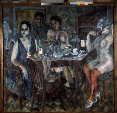 En el estudio del artista. El pintor se representó a sí mismo fumando un cigarrillo, rodeado de mujeres desnudas, cerca de una mesa con un samovar, botellas de vino, copas, copas y un frutero. Una atmósfera erótica, pesada y lánguida de Aristarkh Vasilievic Lentulov