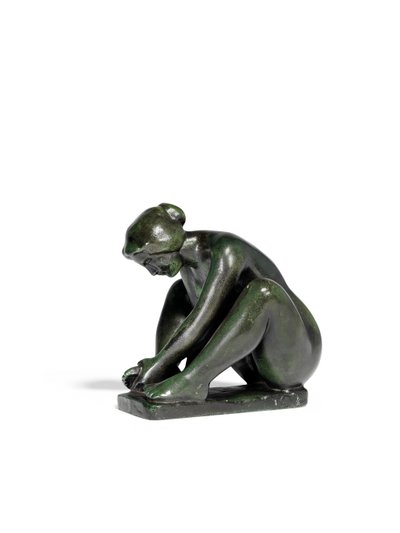 Chica agachada sosteniendo un pie de Aristide Maillol